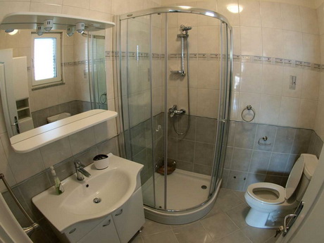 Kupaonica s tuš-kabinom – Apartman 1