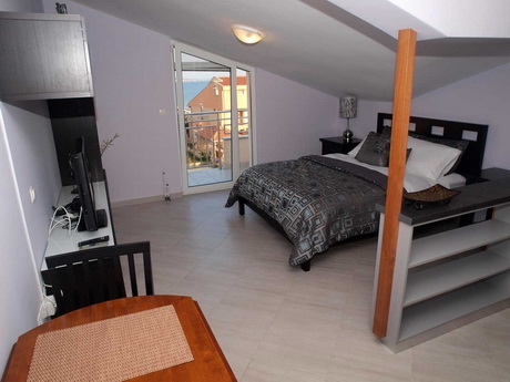 Spavaći prostor i blagovaonski stol – Apartman 4